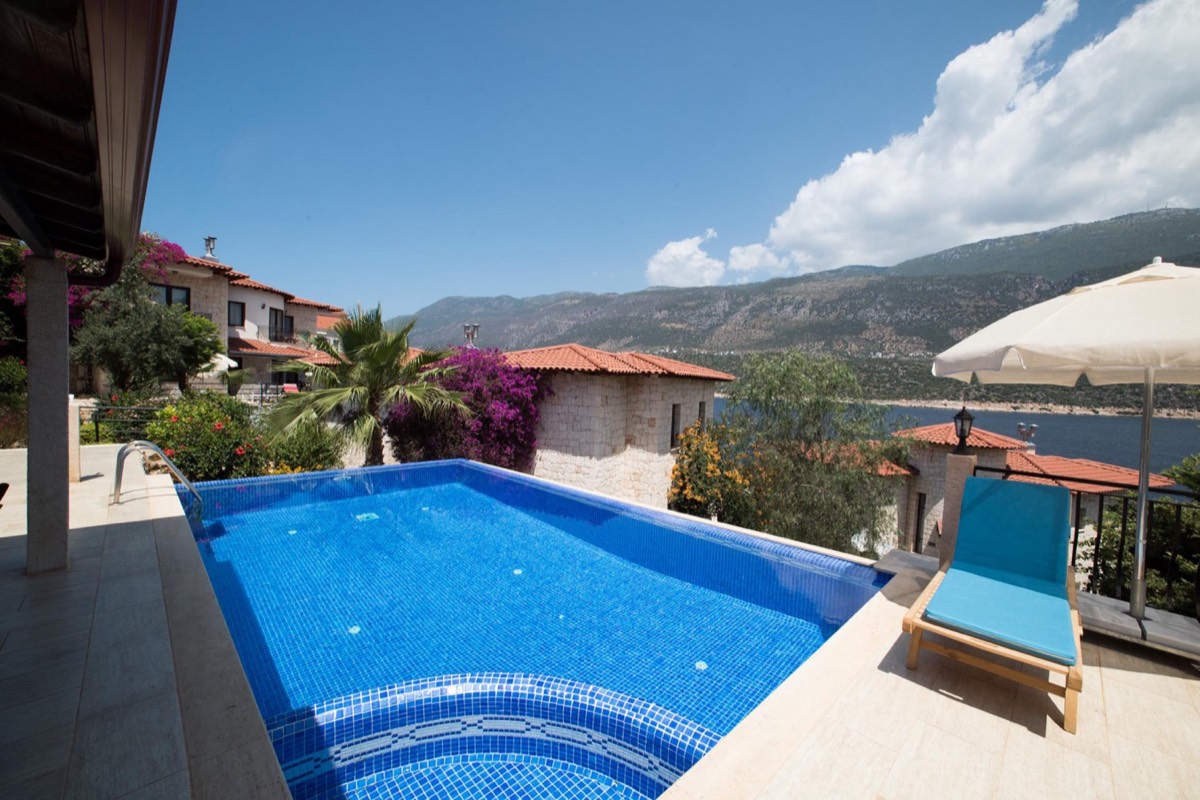 Infinity pool of Villa Dünya with mountain view
