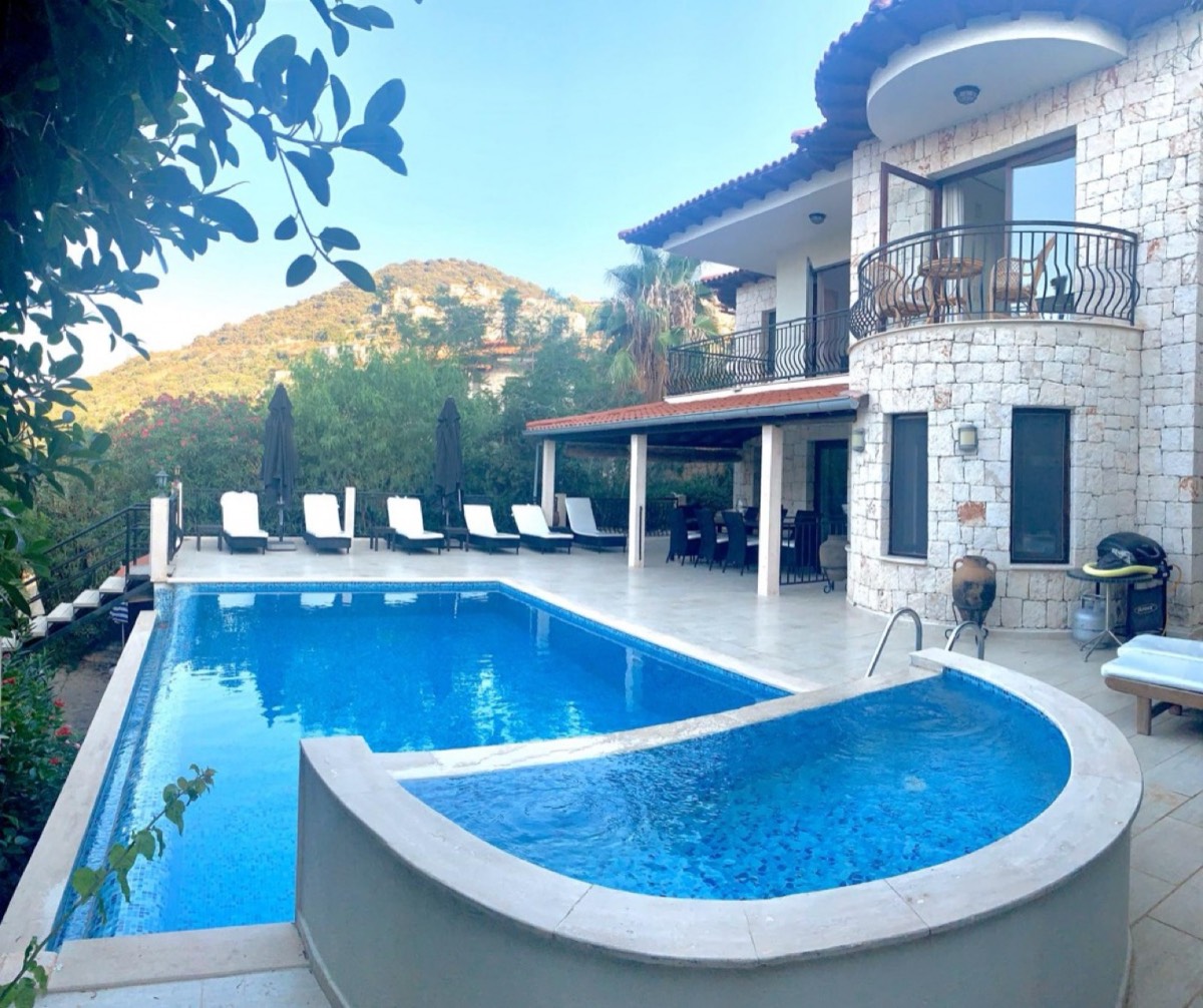 Villa Su stone house with its pool and garden